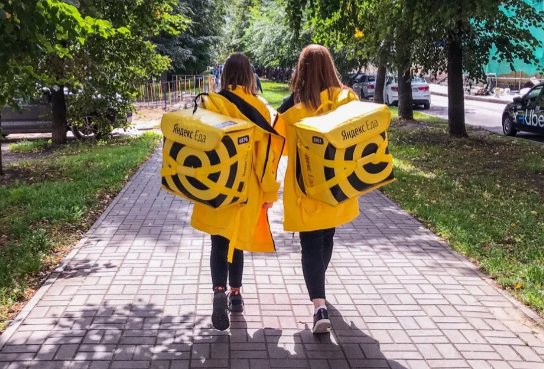 Девушка курьер 1