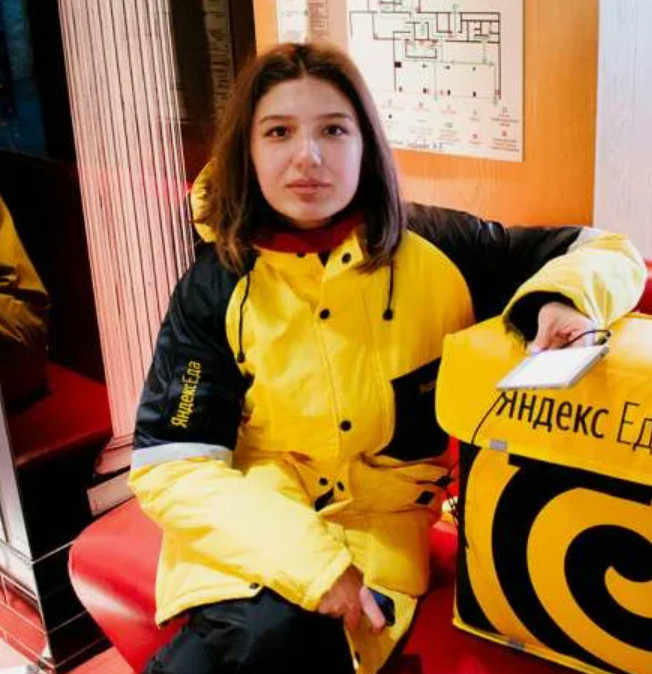 Девушка курьер 11