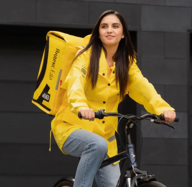 Девушка курьер 12