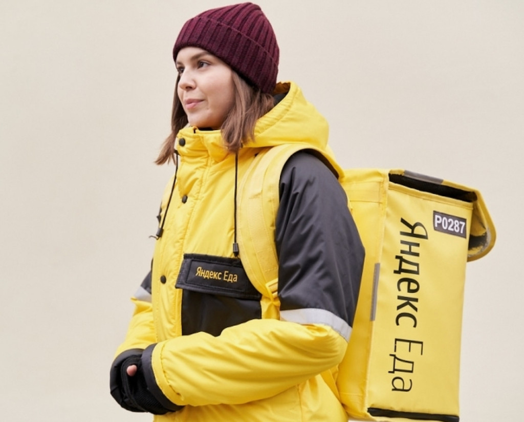 Девушка курьер 13