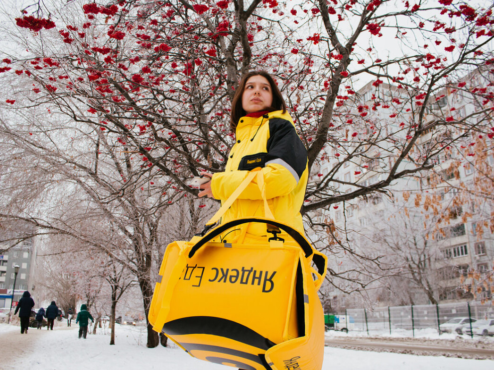 Девушка курьер 15