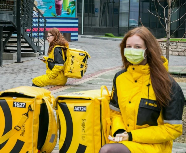 Девушка курьер 17