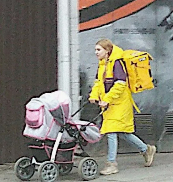 Девушка курьер 18