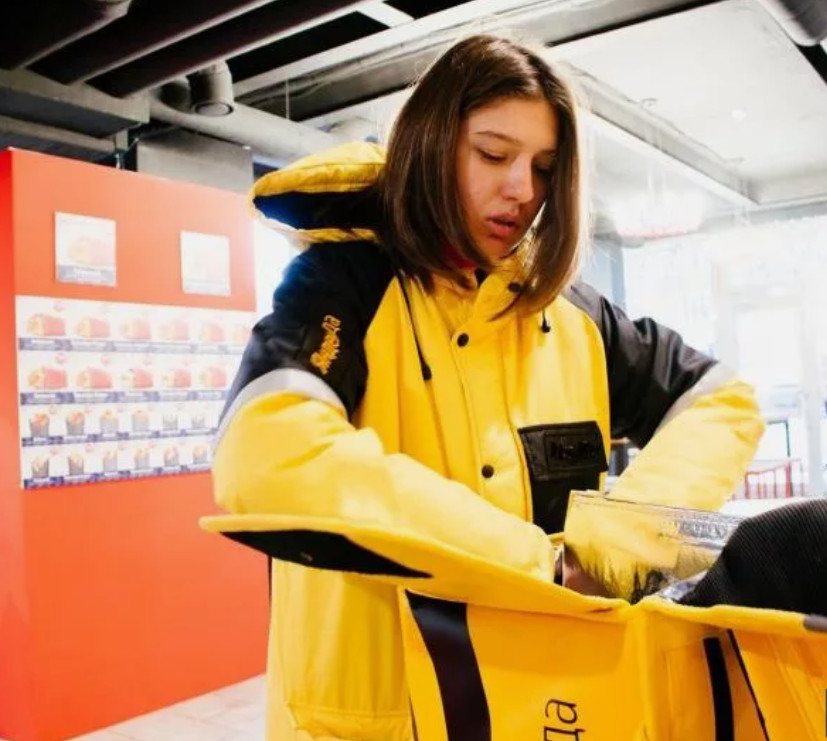 Девушка курьер 19