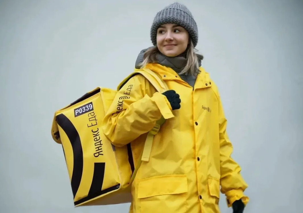 Девушка курьер 2