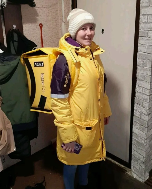 Девушка курьер 20