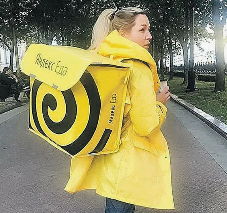 Девушка курьер 21