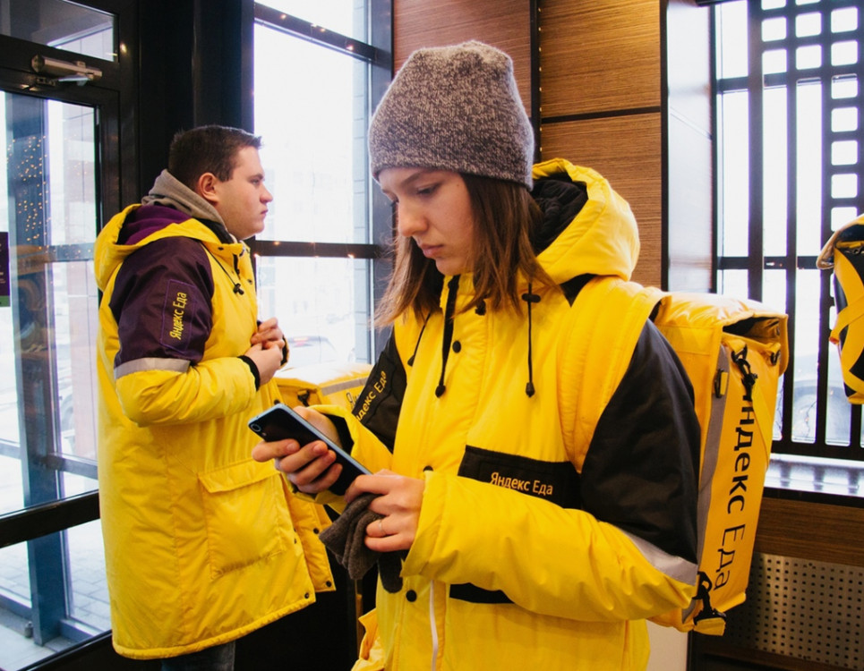 Девушка курьер 23