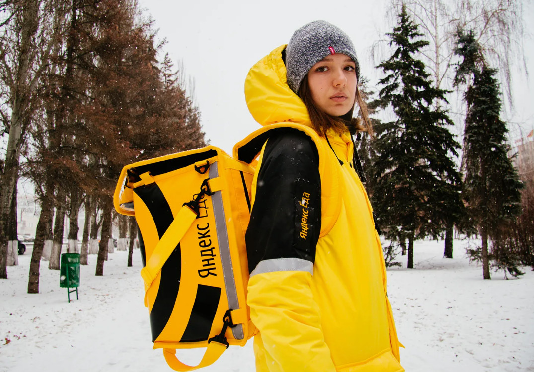 Девушка курьер 24