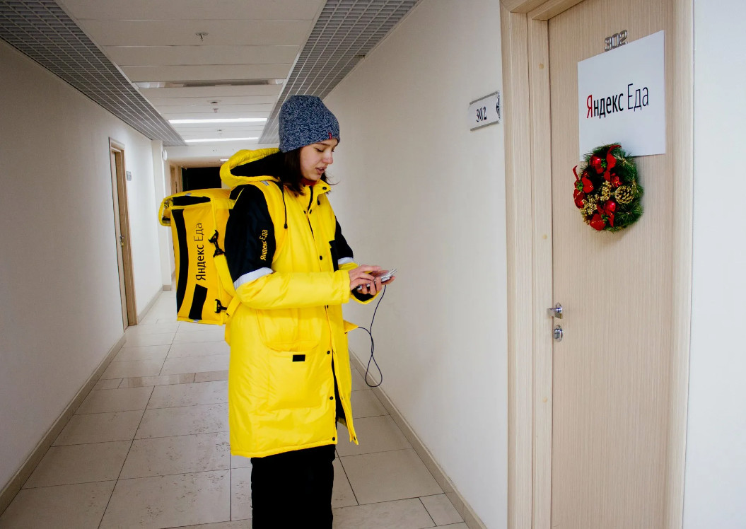 Девушка курьер 25