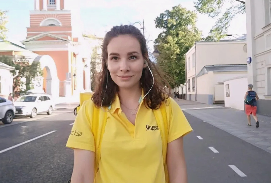 Девушка курьер 3