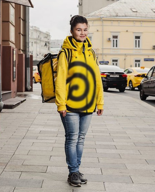 Девушка курьер 30