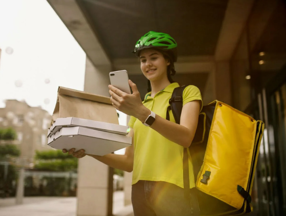 Девушка курьер 32