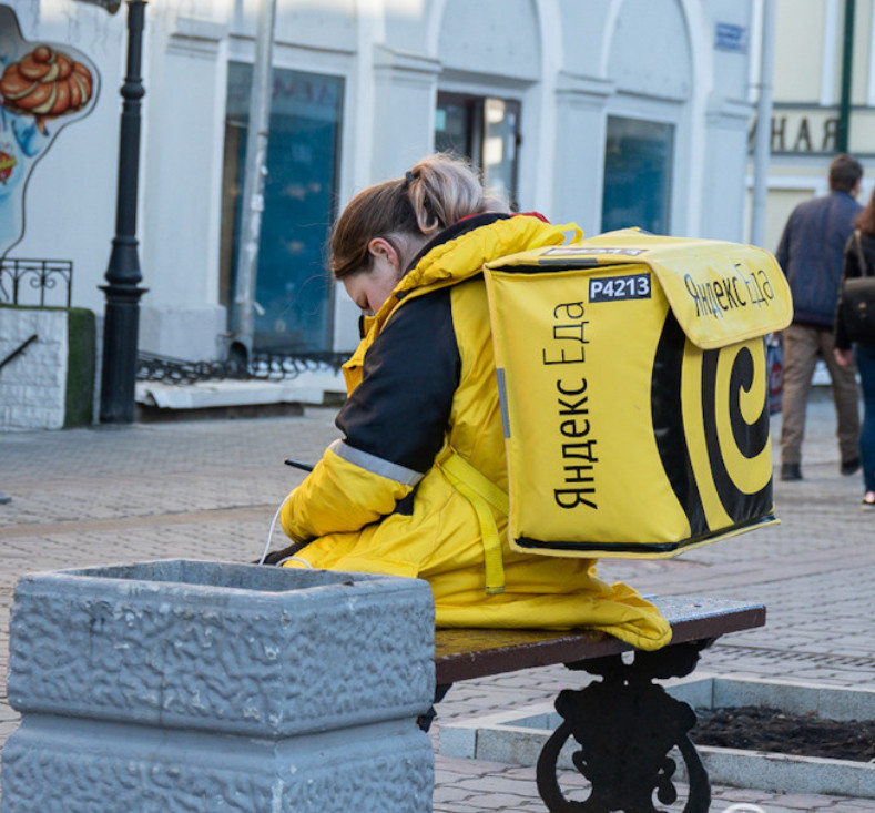 Девушка курьер 33