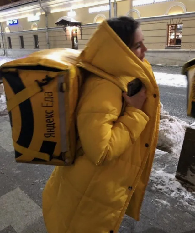 Девушка курьер 35