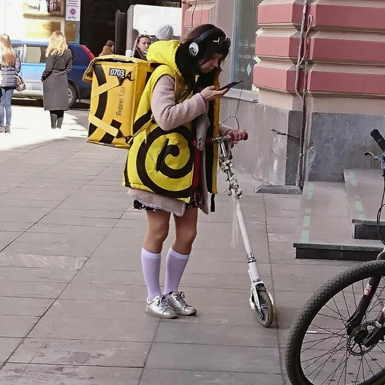 Девушка курьер 37