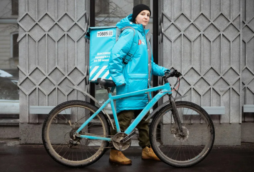 Девушка курьер 38