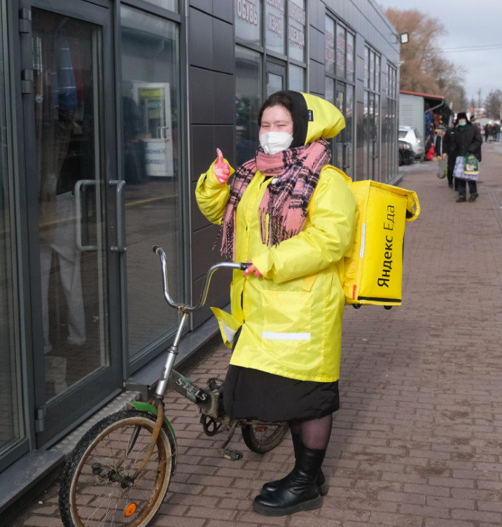 Девушка курьер 39