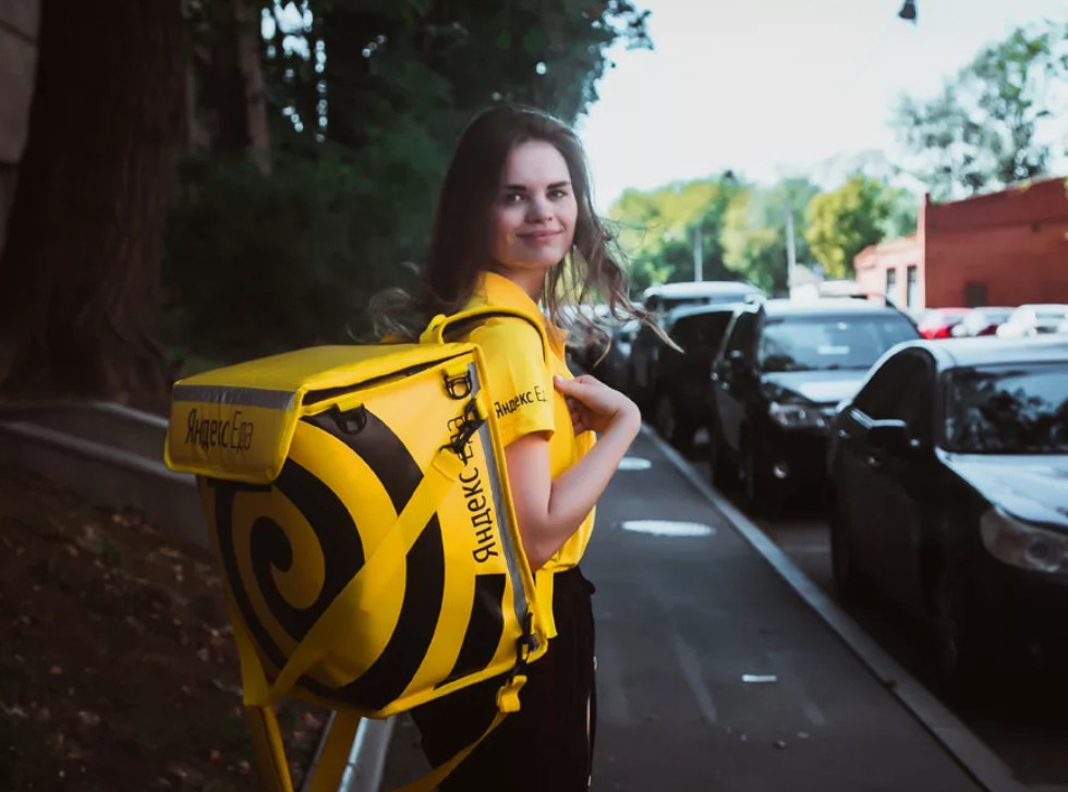 Девушка курьер 4