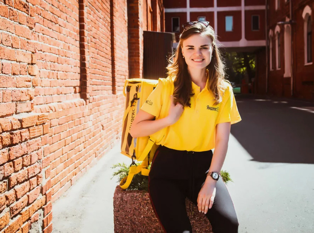 Девушка курьер 5