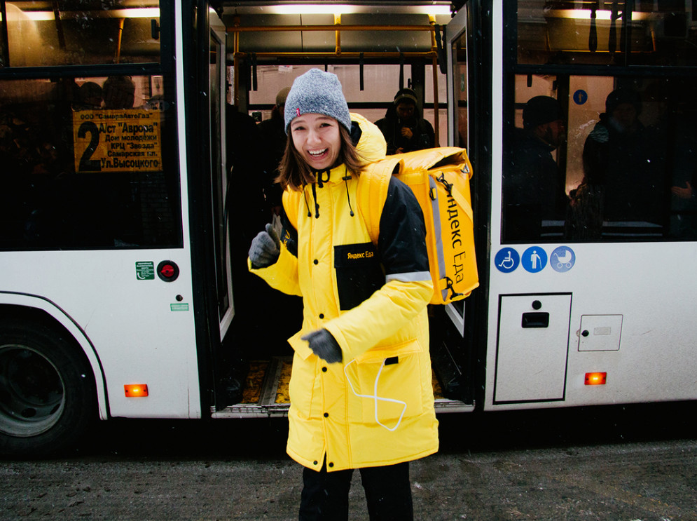 Девушка курьер 6