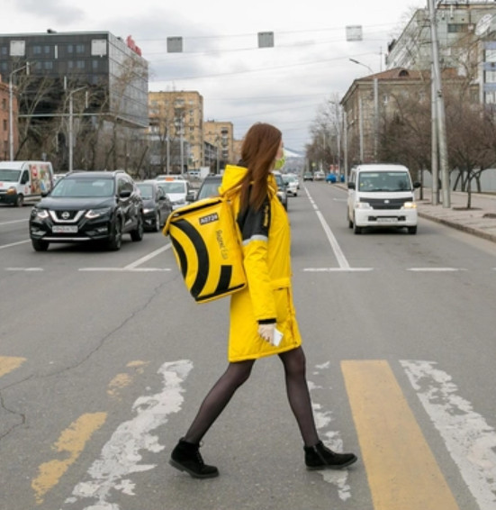 Девушка курьер 7