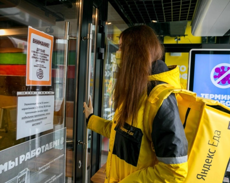 Девушка курьер 8