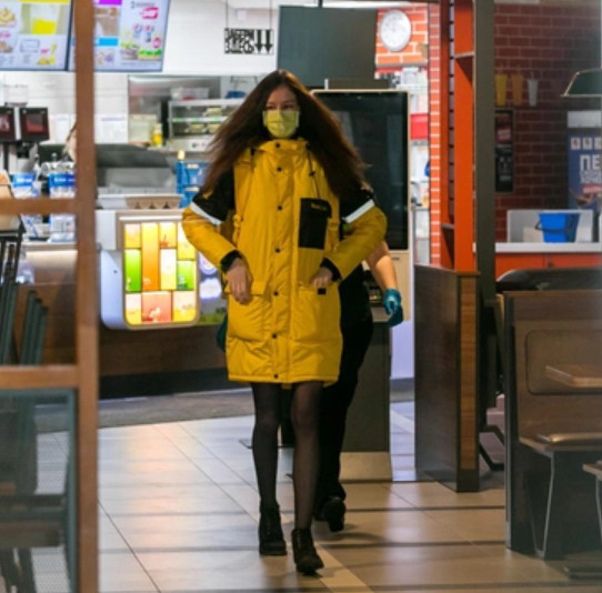 Девушка курьер 9